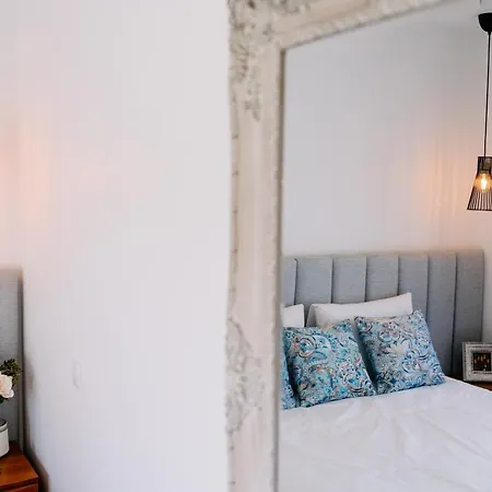 The Valley, Apartamentos Em Casa De Campo Nas Montanhas Magicas - A Sala E A Cozinha, Localizadas Numa Cabana De Madeira, Sao Partilhadas Hétvégi ház *