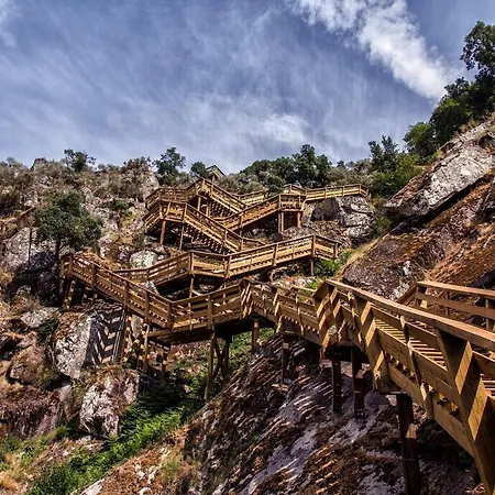 The Valley, Apartamentos Em Casa De Campo Nas Montanhas Magicas - A Sala E A Cozinha, Localizadas Numa Cabana De Madeira, Sao Partilhadas *