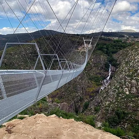 Hétvégi ház The Valley, Apartamentos Em Casa De Campo Nas Montanhas Magicas - A Sala E A Cozinha, Localizadas Numa Cabana De Madeira, Sao Partilhadas