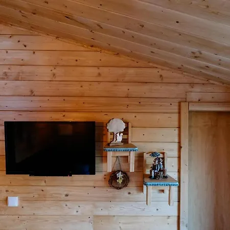 The Valley, Apartamentos Em Casa De Campo Nas Montanhas Magicas - A Sala E A Cozinha, Localizadas Numa Cabana De Madeira, Sao Partilhadas Hétvégi ház Vale de Cambra