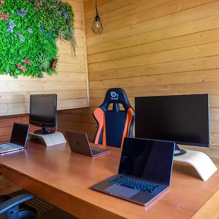 The Valley, Apartamentos Em Casa De Campo Nas Montanhas Magicas - A Sala E A Cozinha, Localizadas Numa Cabana De Madeira, Sao Partilhadas Hétvégi ház